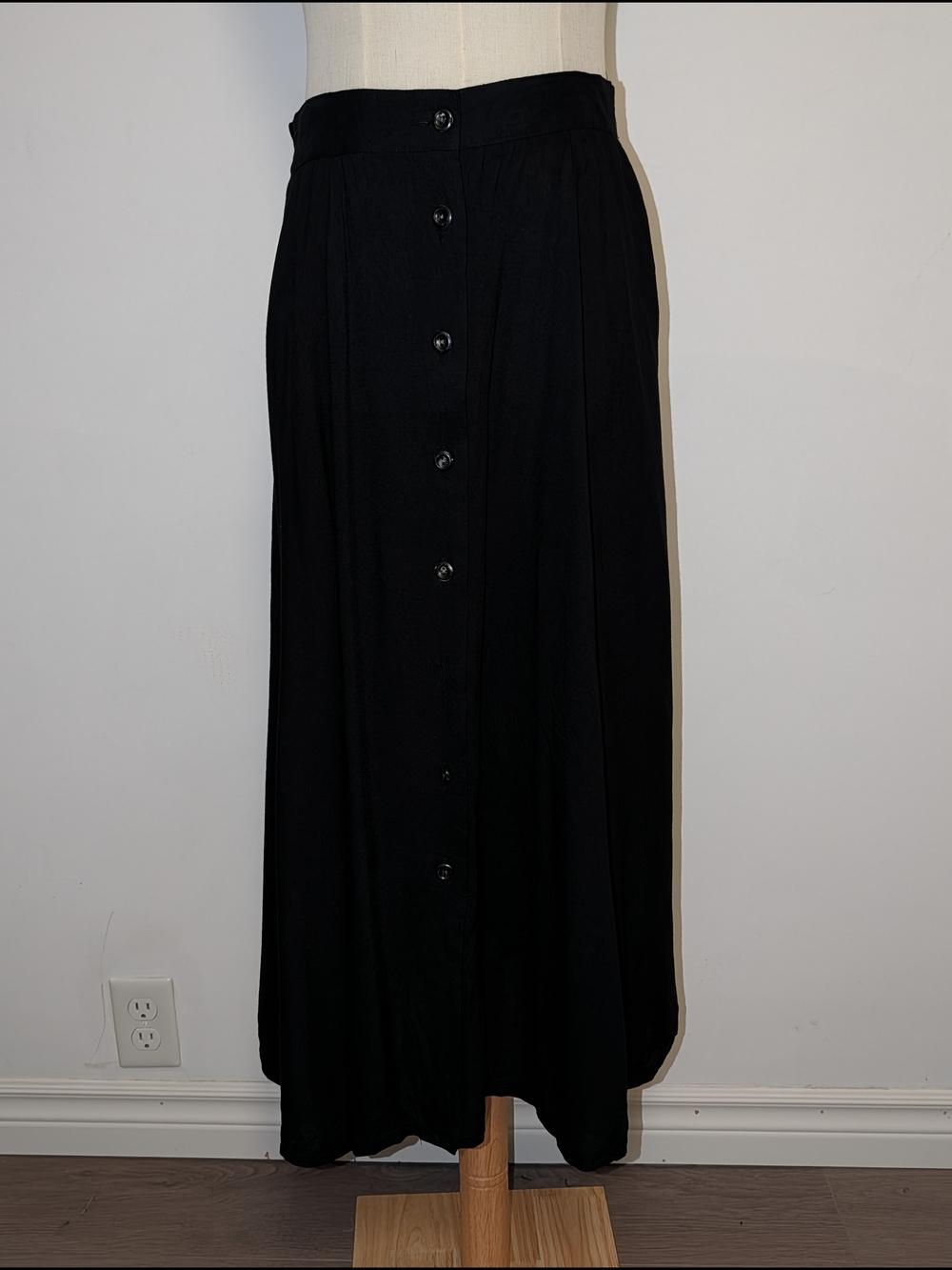 Vintage Classic Black Button-Front Midi Skirt